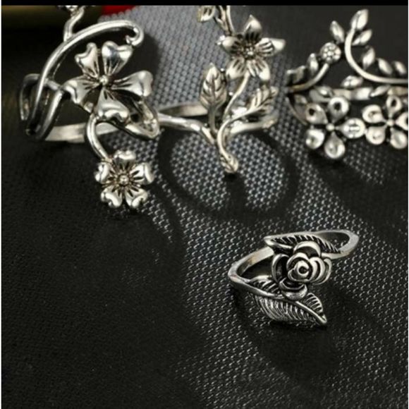 Set of 4 Silver Flower Rings! - Picture 3 of 6